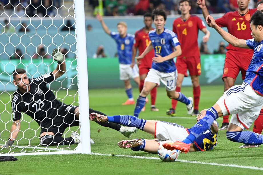 Kaoru Mitoma (frente) de Japón cruza el balón que condujo al gol 2-1 durante la Copa Mundial de la FIFA 2022.