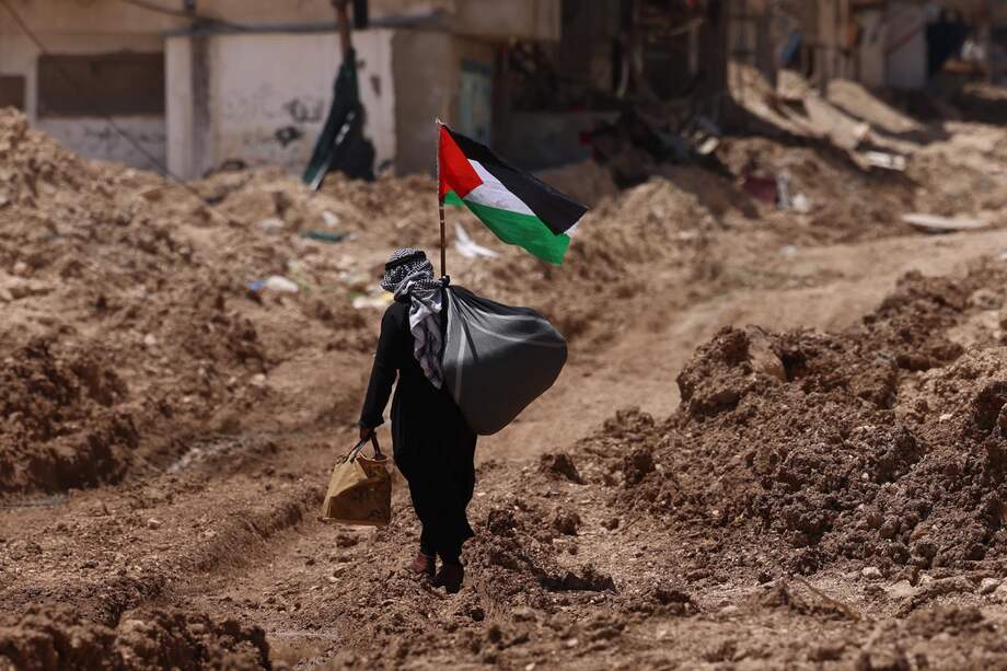 Un hombre palestino pasa por la entrada principal del campo de refugiados de Tulkarem.