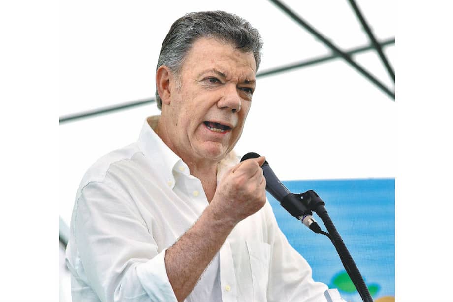 El presidente Juan Manuel Santos, ayer en La Palma, al anunciar la suspensión de los diálogos con el Eln. / SIG