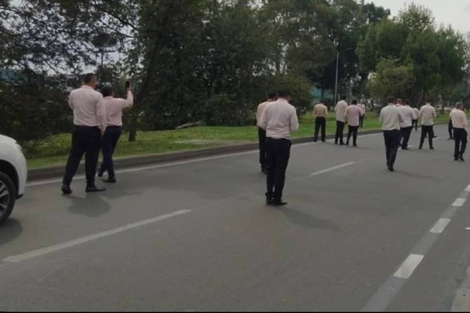 Más que bloqueos: la protesta en El Dorado expone la disputa por quién mueve a los pasajeros dentro del aeropuerto.