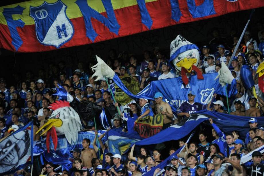 La hinchada de Millonarios en el clásico contra Atlético Nacional. Foto: Luis Ángel / El Espectador