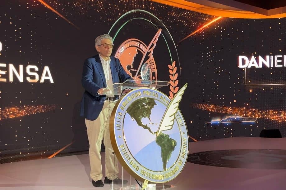 Durante la 81.ª Asamblea General de la Sociedad Interamericana de Prensa (SIP), celebrada el 18 de octubre en Punta Cana, República Dominicana, Daniel Coronell recibió el Gran Premio a la Libertad de Prensa 2025 por más de cuatro décadas de compromiso con el periodismo, la más alta distinción otorgada por el organismo que reúne a los principales medios de comunicación del continente.