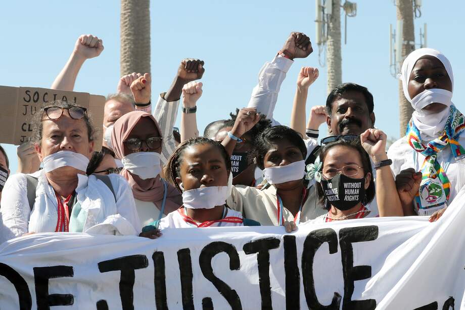 Activistas protestan exigiendo justicia climática y derechos humanos durante la Cumbre del Clima de la ONU COP27 en Sharm El-Sheikh, Egipto.