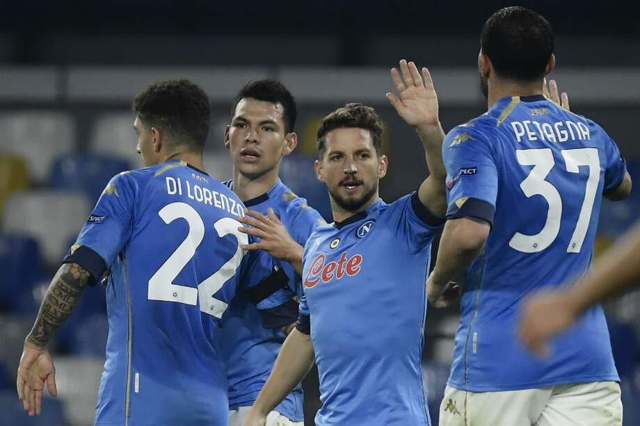 Dries Mertens festeja con sus compañeros uno de los goles del día.