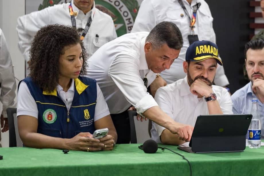 Presidente de Colombia, Abelardo de la Espriella (d), junto al ministro de Defensa, Jorge Eduardo Mora López (c), y la gobernadora de Chocó, Nubia Carolina Córdoba, durante un puesto de mando unificado para evaluar los daños y coordinar las gestiones que permitan apoyar a los afectados por el terremoto este lunes, en Quibdó (Colombia). EFE/ Ministerio de Defensa