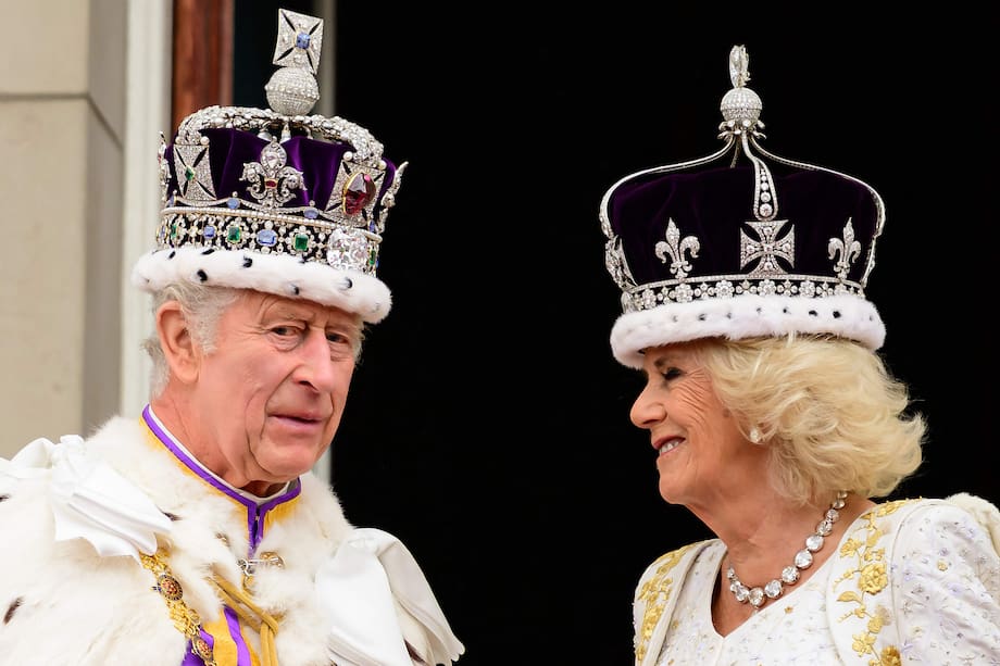 Rey Carlos III y la reina Camilla en el balcón del palacio de Buckingham.