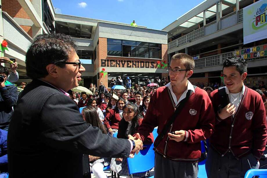 El alcalde Gustavo Petro en el colegio San José de Castilla / Archivo