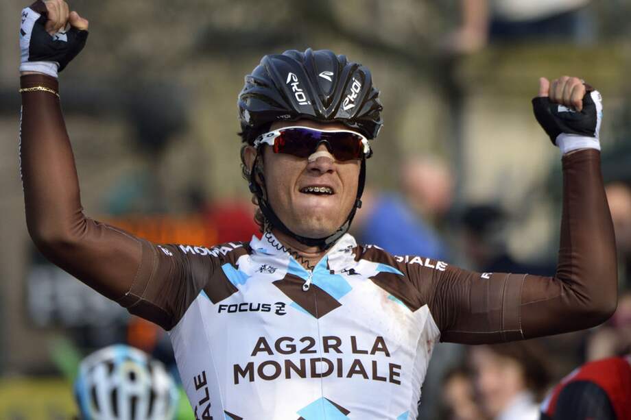 El pedalista antioqueño Carlos Betancur celebra su triunfo de etapa, ayer en la París-Niza. / AFP