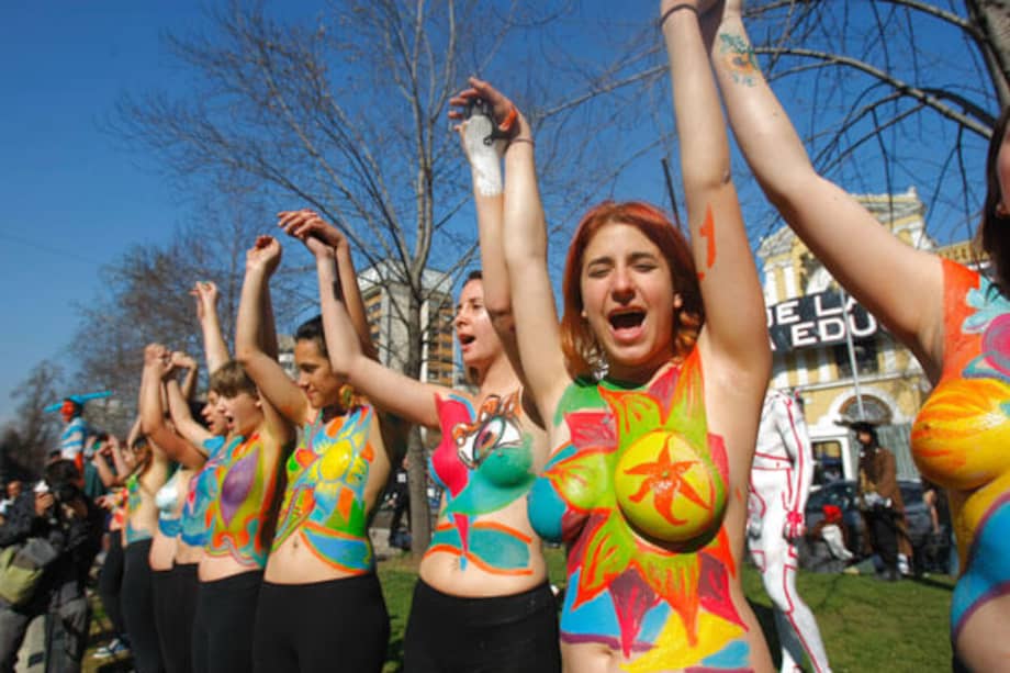 Algunas de las demandas de las chilenas que protestan con sus cuerpos pintados son el fin de la violencia de género, un trabajo digno, el derecho al aborto libre, legal y seguro y un modelo educativo no sexista. / Cortesía
