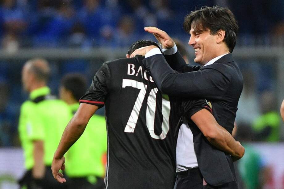 Vicenzo Montella y Carlos Bacca se abrazan tras la victoria contra Sampdoria. Foto: AFP