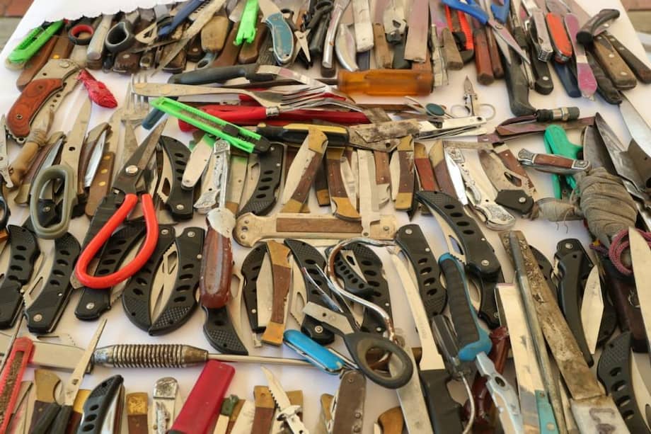 Según el Distrito entre el 2020 y lo que va corrido de 2021 se han logrado incautar más de 224 mil armas
blancas y más de 1.900 armas de fuego.