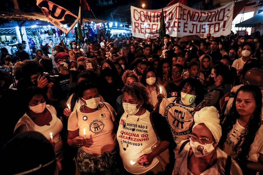Manifestantes de la favela de Jacarezinho se dieron cita este viernes frente a las instalaciones de la Policía Civil de Río de Janeiro para pedir justicia por la muerte de 28 personas tras un operativo policial.