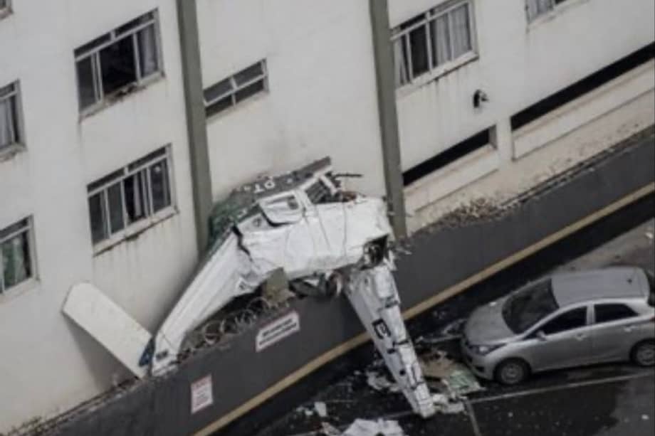 El accidente ocurrió poco después del mediodía cuando la aeronave impactó contra un predio de cuatro pisos.