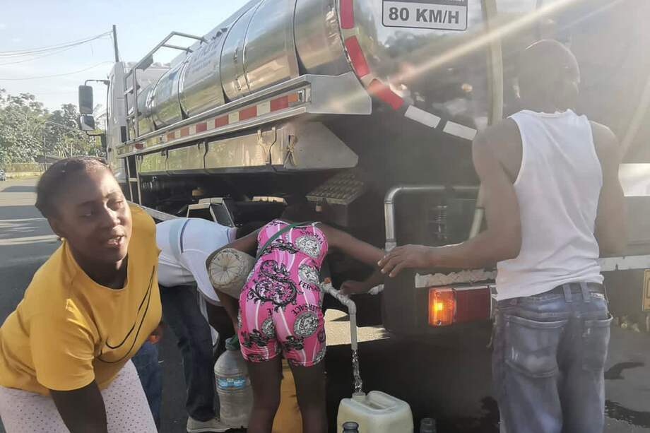 Mediante carrotanques, como decía el fallo del Tribunal Administrativo del Valle del Cauca, el distrito de Buenaventura llevó 20.000 litros de agua potable al corregimiento de Zacarías (Buenaventura). Sin embargo, habitantes temen que sea la única vez que vayan.