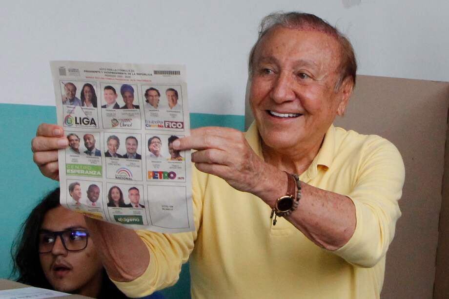 Rodolfo Hernández en el centro de votación del colegio Santander en Bucaramanga. EFE/Mario Caicedo