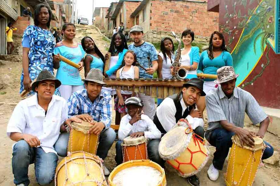 Felipe Cepeda (izq.), Martín Rodríguez, John Perlaza, Yulian Maturana, Júnior Bermúdez, Tatiana Angulo, Piedad Quiñónez, Gileny Valencia, Melissa Perlaza, Yuly Patalagua, Juan David Castaño, Angie Ramírez, Carolina y Karina Bermúdez, integrantes de la agrupación Son de Bellavista. / Cortesía Fundación Arte Sin Fronteras