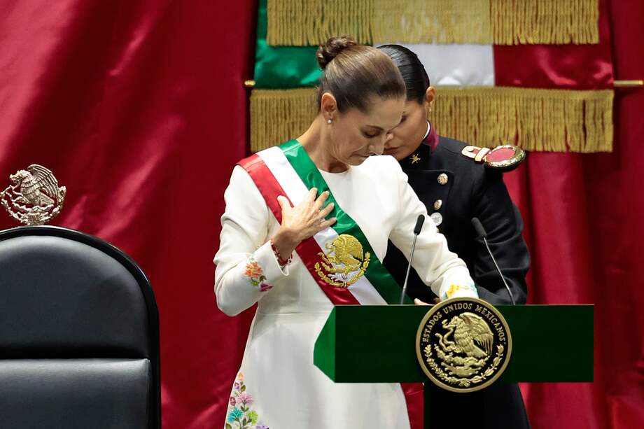 La presidenta de México Claudia Sheinbaum, recibe la banda presidencial en la Cámara de Diputados este martes en la Ciudad de México (México).
