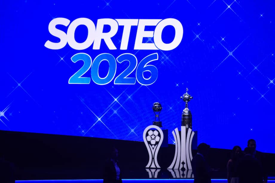 Trofeo de la Copa Sudamericana y de la Copa Libertadores durante el sorteo de la fase de grupos de ambos torneos en Luque, Paraguay, este jueves 19 de marzo de 2026.