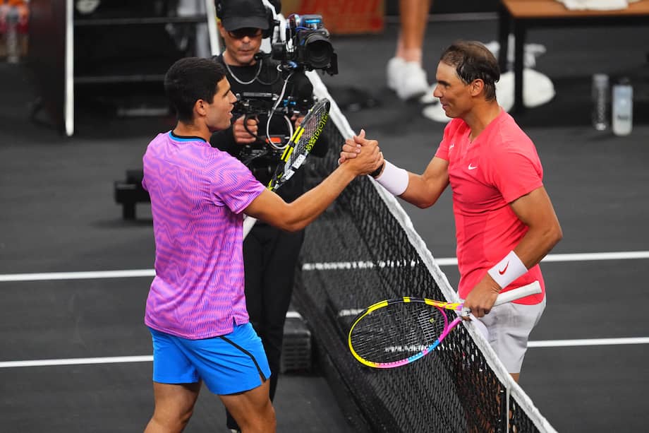 Carlos Alcaraz y Rafael Nadal asisten a The Netflix Slam en Michelob ULTRA Arena el 3 de marzo de 2024 en Las Vegas, Nevada.