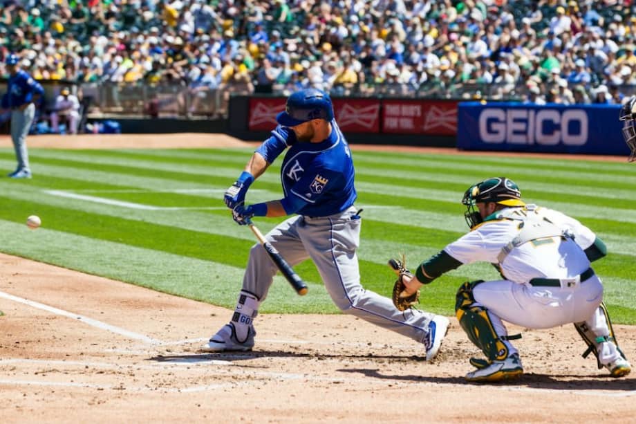 Alex Gordon (de los Reales de Kansas) batea un sencillo contra los Atléticos de Oakland. Foto: AFP
