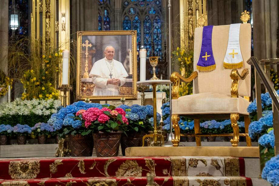 Fotografía de una imagen del papa Francisco durante un homenaje en la catedral de San Patricio, en Nueva York (Estados Unidos).