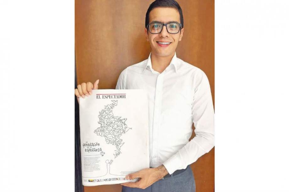 Andrés García posa con la edición especial de los 129 años de El Espectador, cuyo dibujo de portada es de su autoría.