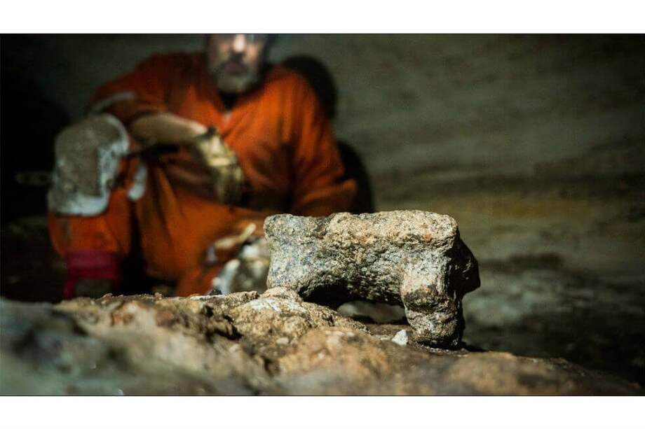 Entre los incontables restos cerámicos que se vislumbran en las siete ofrendas registradas, destacan, por lo menos, 200 incensarios con la figura del dios de agua maya, Tlaloc. / GAM -INAH