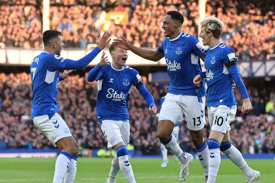 Yerry Mina celebra con sus compañeros el gol que anotó al minuto 7 en la derrota de Everton contra Wolves.