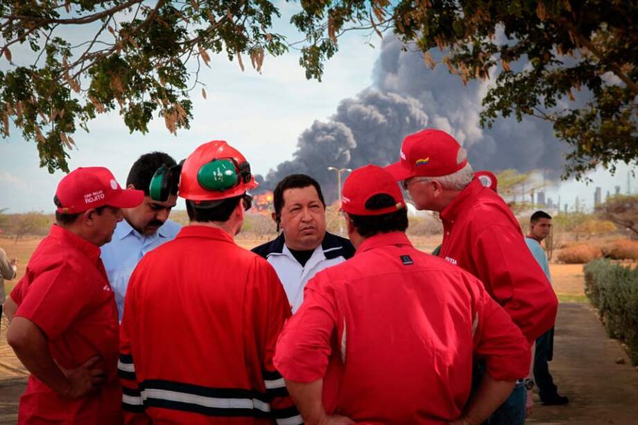 Hugo Chávez hablando con sus asesores y funcionarios en la zona del accidente en la localidad de Punto Fijo, tras una explosión de la refinería de Amuay. Foto: EFE