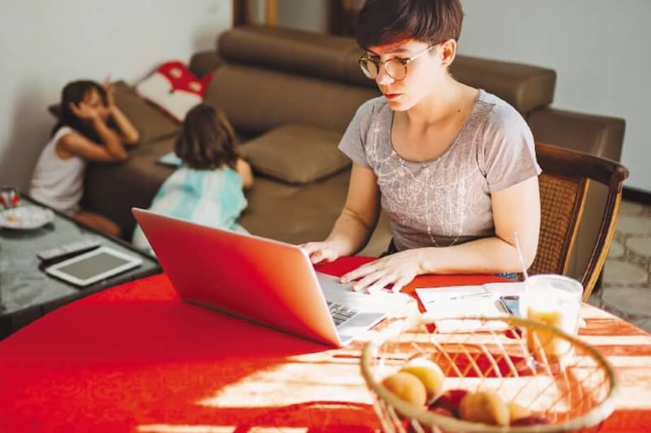 Para evitar alteraciones en la salud mental, expertos recomiendan establecer rutinas y mantener los horarios. / Getty images