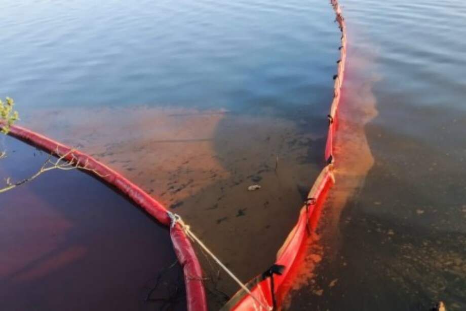 Hasta el momento han sido recogidas unas 100 toneladas de combustible y tierra contaminada.