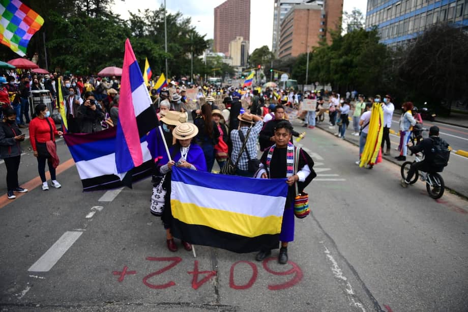 Marcha de indígenas de la etnia Misak en el centro de Bogotá, en 2021, reclamando respeto a los derechos humanos y reivindicación histórica de su cultura ancestral frente a la tradición histórica española que se representa a través de conquistadores españoles como Gonzalo Jiménez de Quesada.