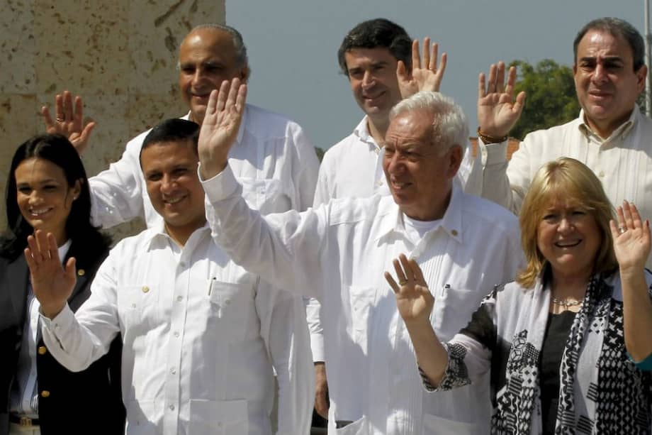 El ministro español de Exteriores, José Manuel García-Margallo (2d) junto a su homóloga argentina, Susana Malcorra, entre otros, posan para la foto de familia de los asistentes a la reunión ministerial iberoamericana que se celebra en Cartagena de Indias, Colombia. / EFE