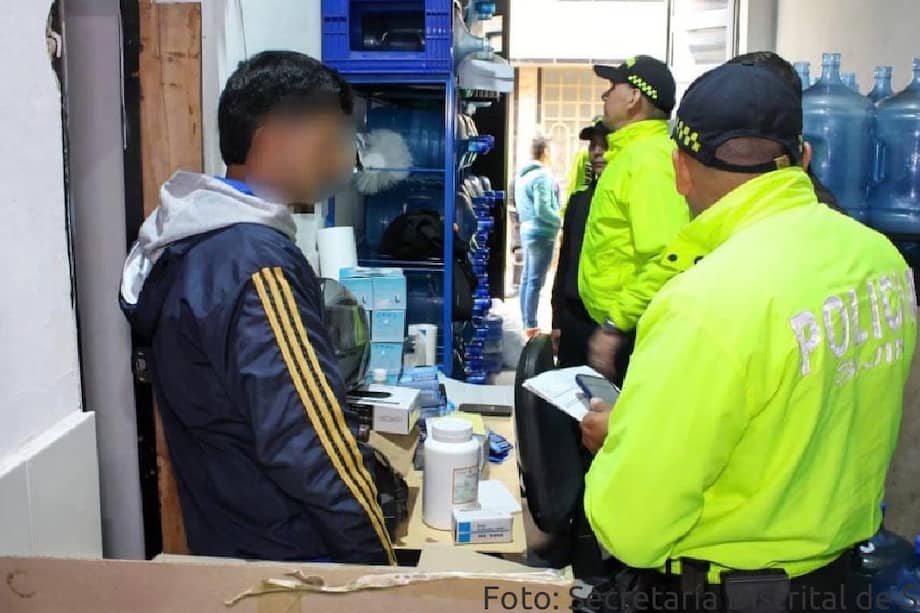 Las autoridades hallaron cerca de 300 botellones de agua y desmantelaron la maquinaria utilizada en la operación clandestina.