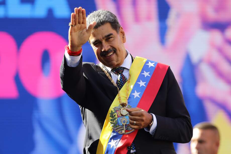 AME316. CARACAS (VENEZUELA), 10/01/2025.- El líder chavista Nicolás Maduro saluda durante un acto este viernes, en Caracas (Venezuela). Maduro defendió este viernes su investidura presidencial para un tercer sexenio, cuestionada por el antichavismo y gran parte de la comunidad internacional tras las denuncias opositoras de "fraude" en las elecciones de julio pasado, como una "gran victoria venezolanista" y celebró que no la pudieran "impedir". EFE/ Ronald Peña R.