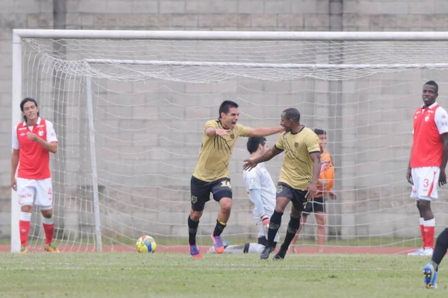 Jorge Aguirre (izq.) celebra con Víctor Cortés la segunda anotación de ayer en Ditaires. Jairo Suárez y Julián Quiñones se lamentan (der.). / Luis Benavides