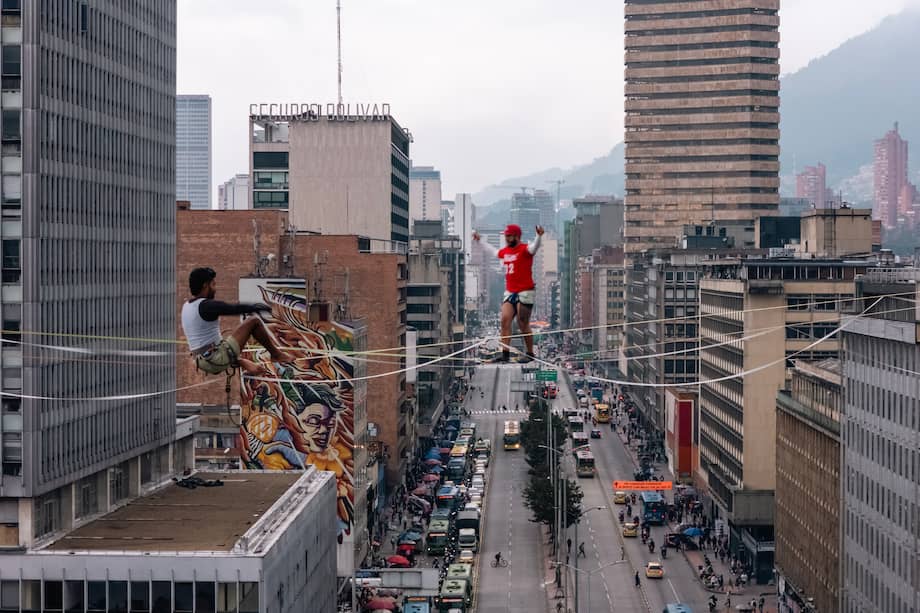 Un atleta cruzó el centro de Bogotá a 50 metros de altura sobre una cuerda floja.