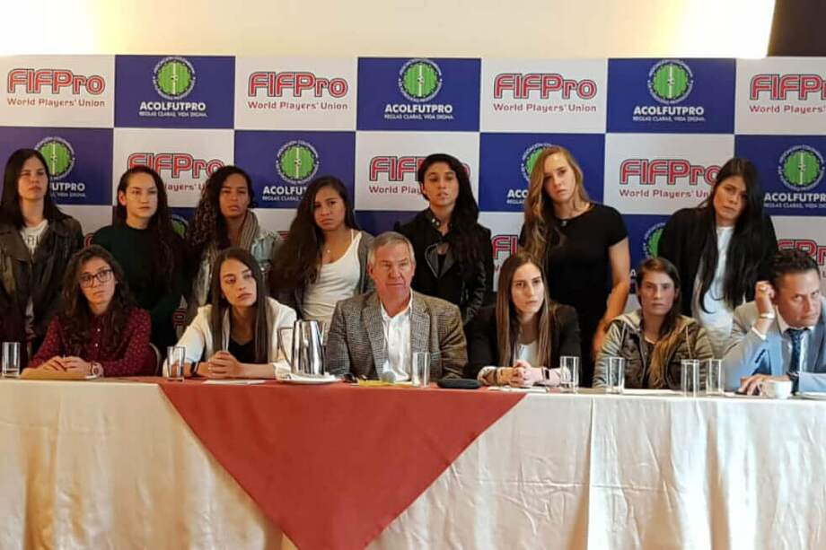 Carlos González Puche (c), presidente de Acolfutpro, junto a las jugadoras colombianas, este jueves en Bogotá.Gustavo Torrijos - El Espectador
