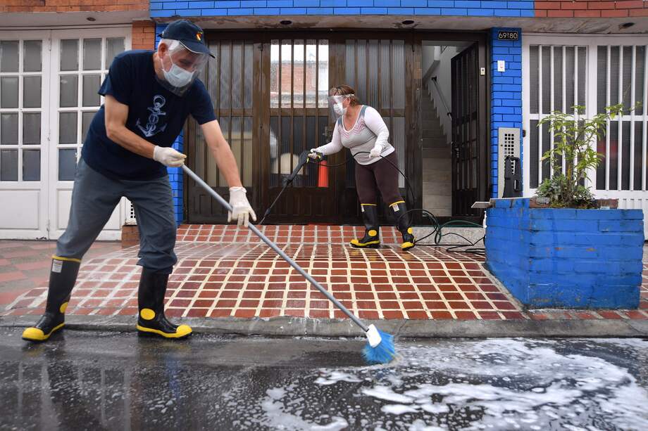 Los CDCs aseguran que limpieza de superficies con agua y jabón es suficiente para prevenir el contagio por superficies de COVID-19.