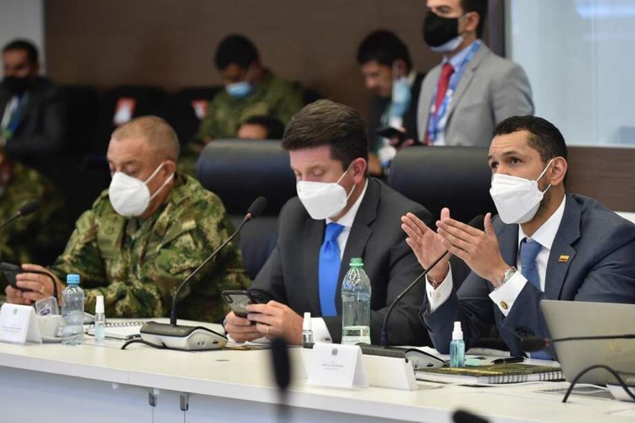 En el puesto de mando, participan, además de Palacios (derecha), el ministro de Defensa, Diego Molano (centro) y el comandante de las Fuerzas Militares, general Luis Fernando Navarro (izquierda).