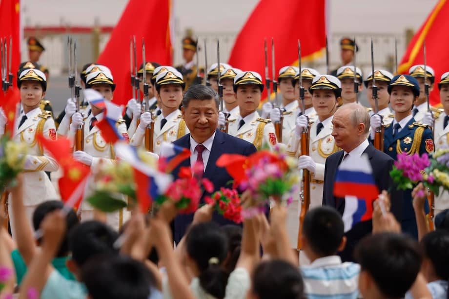 El presidente ruso, Vladímir Putin, y su homólogo chino, Xi Jinping, asisten a una ceremonia de bienvenida en el Gran Salón del Pueblo en Pekín.