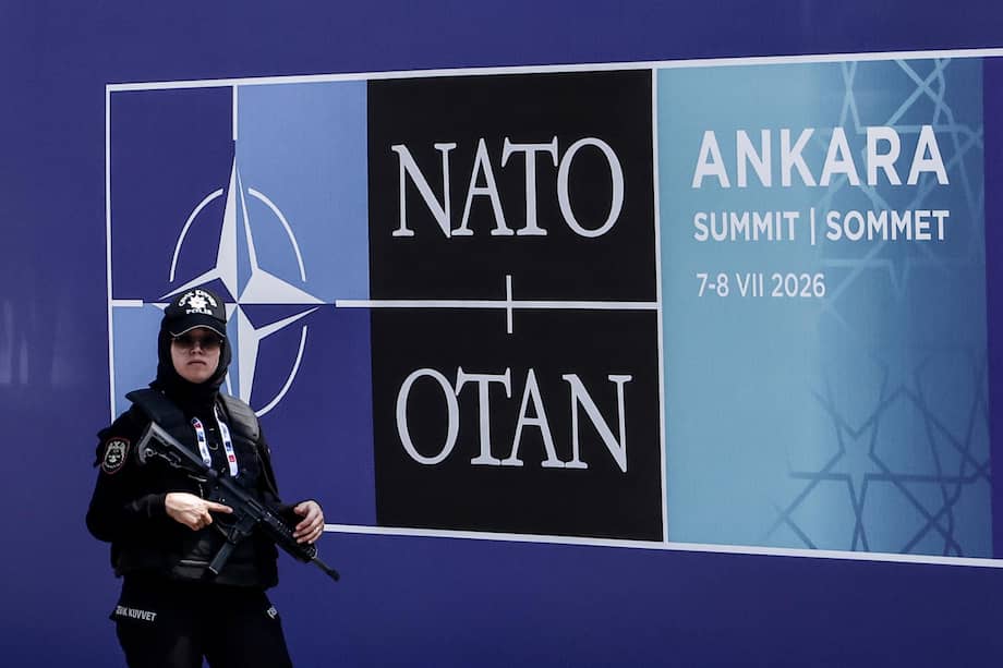 Personal de seguridad monta guardia cerca del Complejo Presidencial de Bestepe, antes del Foro de la Industria de Defensa de la Cumbre de la OTAN en Ankara, Turquía.