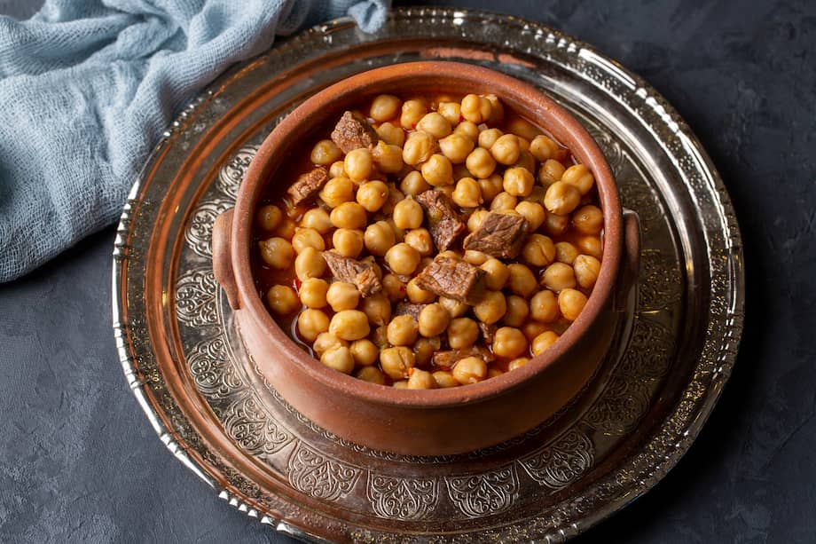 La guarnición ideal para esta receta de garbanzos con hígado de pollo es el arroz blanco.