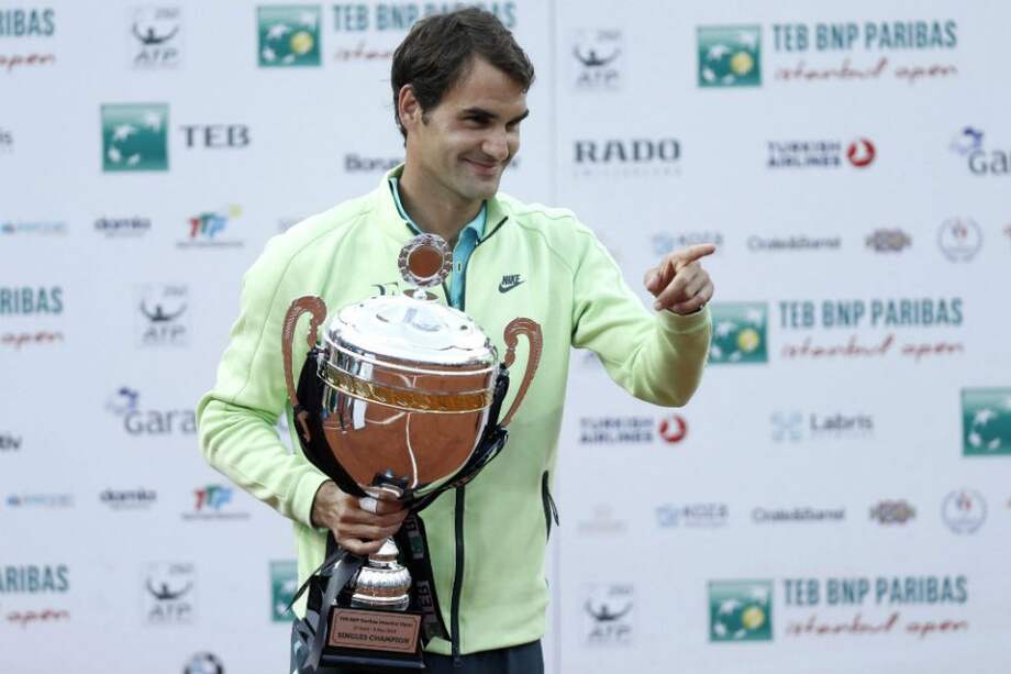 Roger Federer después de ganar el torneo de Estambul Foto: AFP