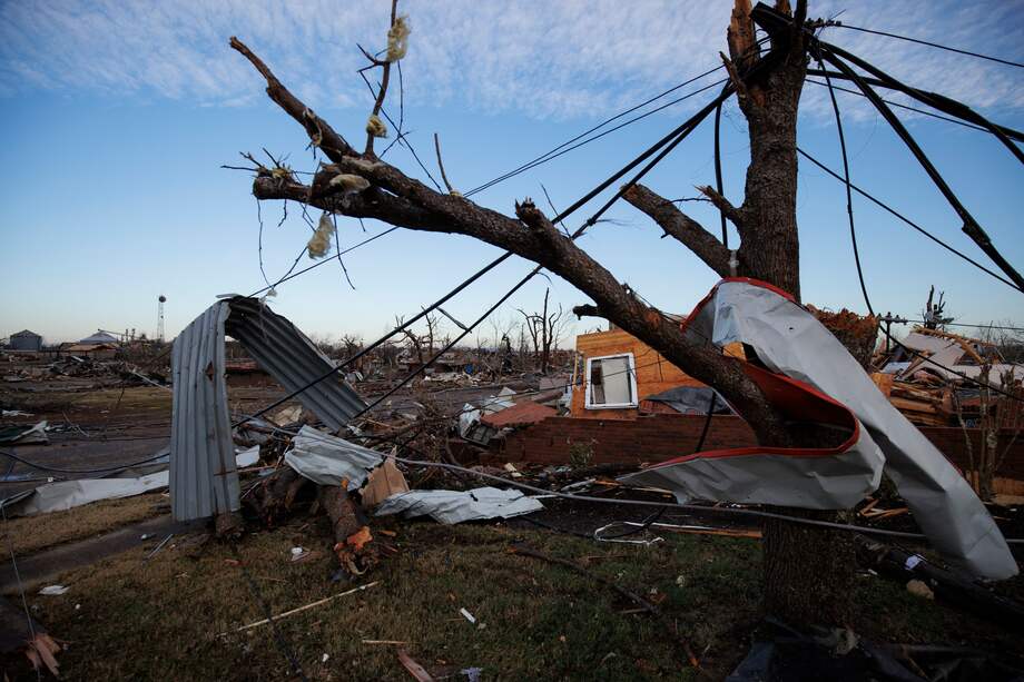 “Son las peores inundaciones en la historia de Kentucky y vienen después de los peores tornados en la historia del estado”, lamentó el gobernador de Kentucky, recordando que en diciembre pasado murieron 79 personas luego del paso de decenas de tornados por Estados Unidos.