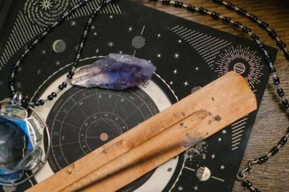 CÁNCER: Sus memorias de esta época son un recuento de alegrías; días excitantes a la espera del nacimiento el 24, la llegada de los reyes magos por el desierto, trayendo oro, incienso y mirra. La Navidad, época de vacaciones, mañanas heladas, juegos en el bosque, almuerzos a la orilla de un río que tenía agua limpia y estaba rodeado de sauces… En sus memorias de la Navidad no había tanta acumulación de cosas ni el afán de adquirir y mostrar. Velas rojas, muchas velas rojas, sin falta.