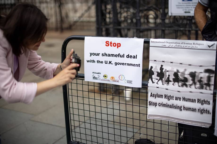 efensores de los derechos de los solicitantes de asilo protestan frente a los Tribunales Reales de Justicia en Londres.