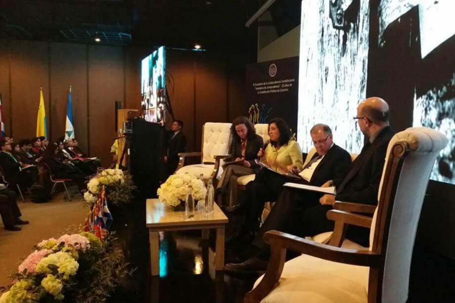 En el panel participaron Gloria Stella Ortiz Delgado, magistrada de la Corte Constitucional; Alejandro Ordoñez Maldonado, ex procurador general; Joan Solanes Mullor, docente de la Universidad Pompeu Fabra (Barcelona) y como moderadora estuvo la docente de la Universidad de Los Andes, Mónica Roa. / Foto: Cortesía Corte Constitucional