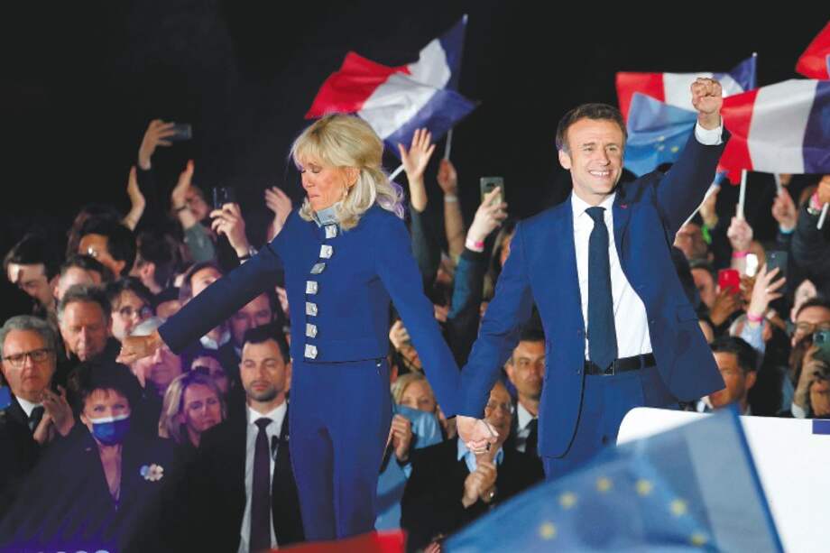 Emmanuel y Brigitte Macron luego de la victoria en la segunda vuelta presidencial.