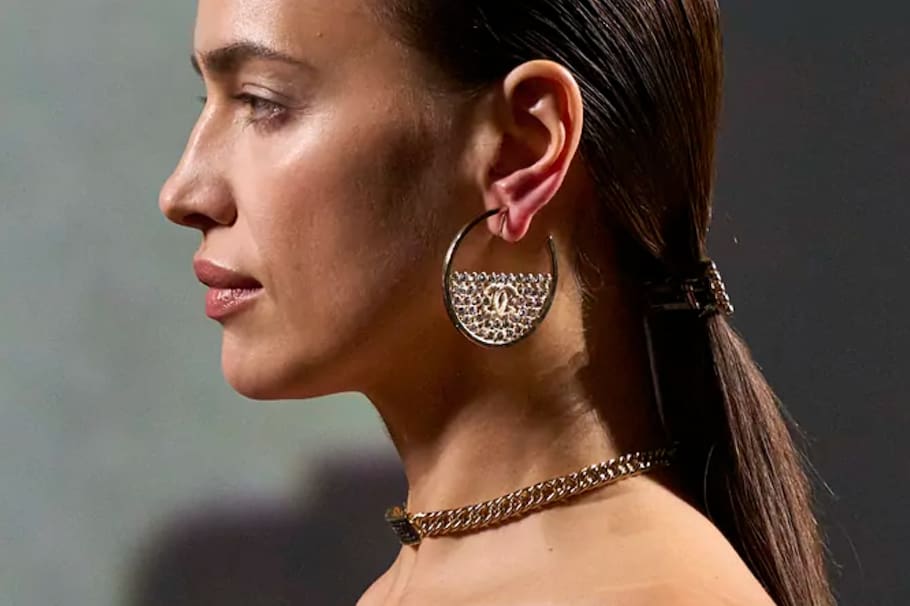 Dentro de los looks más interesantes está uno de los peinados que propuso Chanel en la icónica semana de moda parisina.